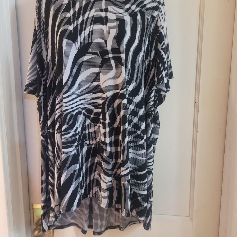 Black and white blouse Avenue 26/28
